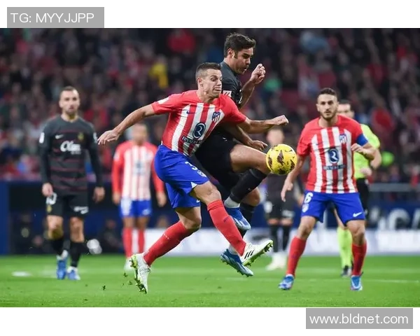 欧冠大战：那不勒斯狂胜马竞五球红牌事件引发全场热议