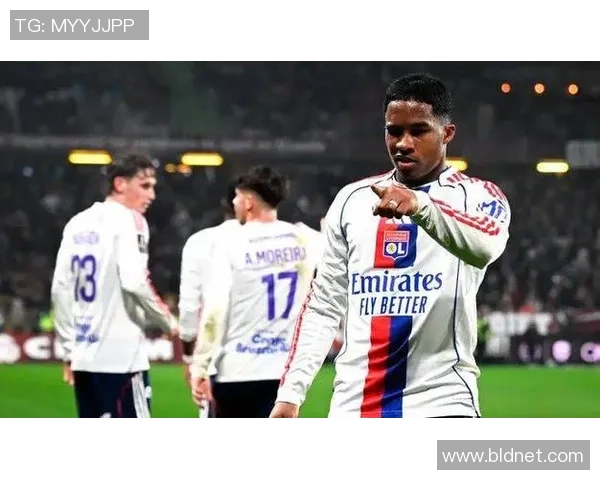 足总杯惊天冷门皇马狂胜切尔西红牌争议引发全场热议