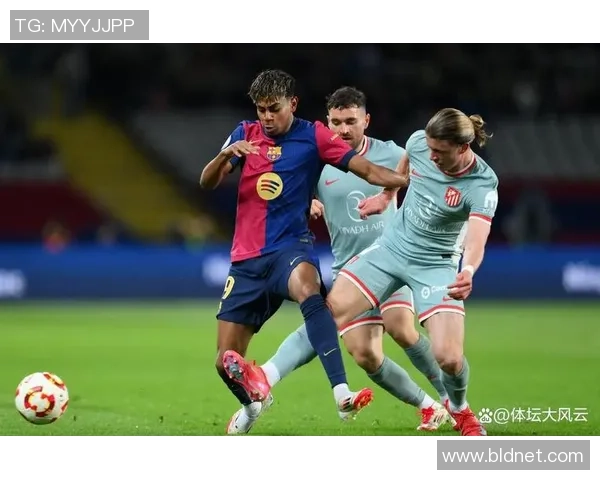 西甲焦点战曼联与巴萨握手言和帽子戏法引发争议判罚热议